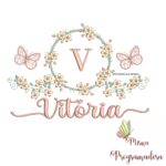 Matriz de Bordado Moldura Flores Borboleta Nome Vitória